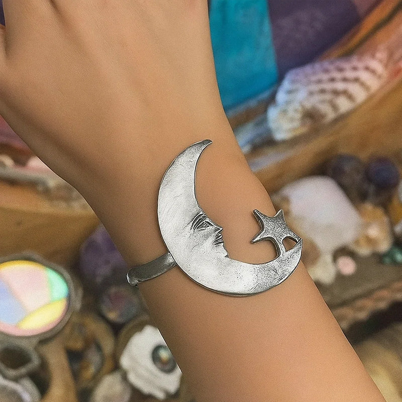 Öppet armband med stjärn- och månemönster