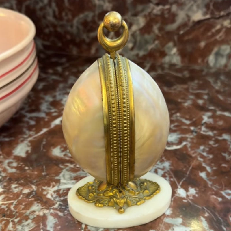 🕯 Vintage Shell Perfume Display